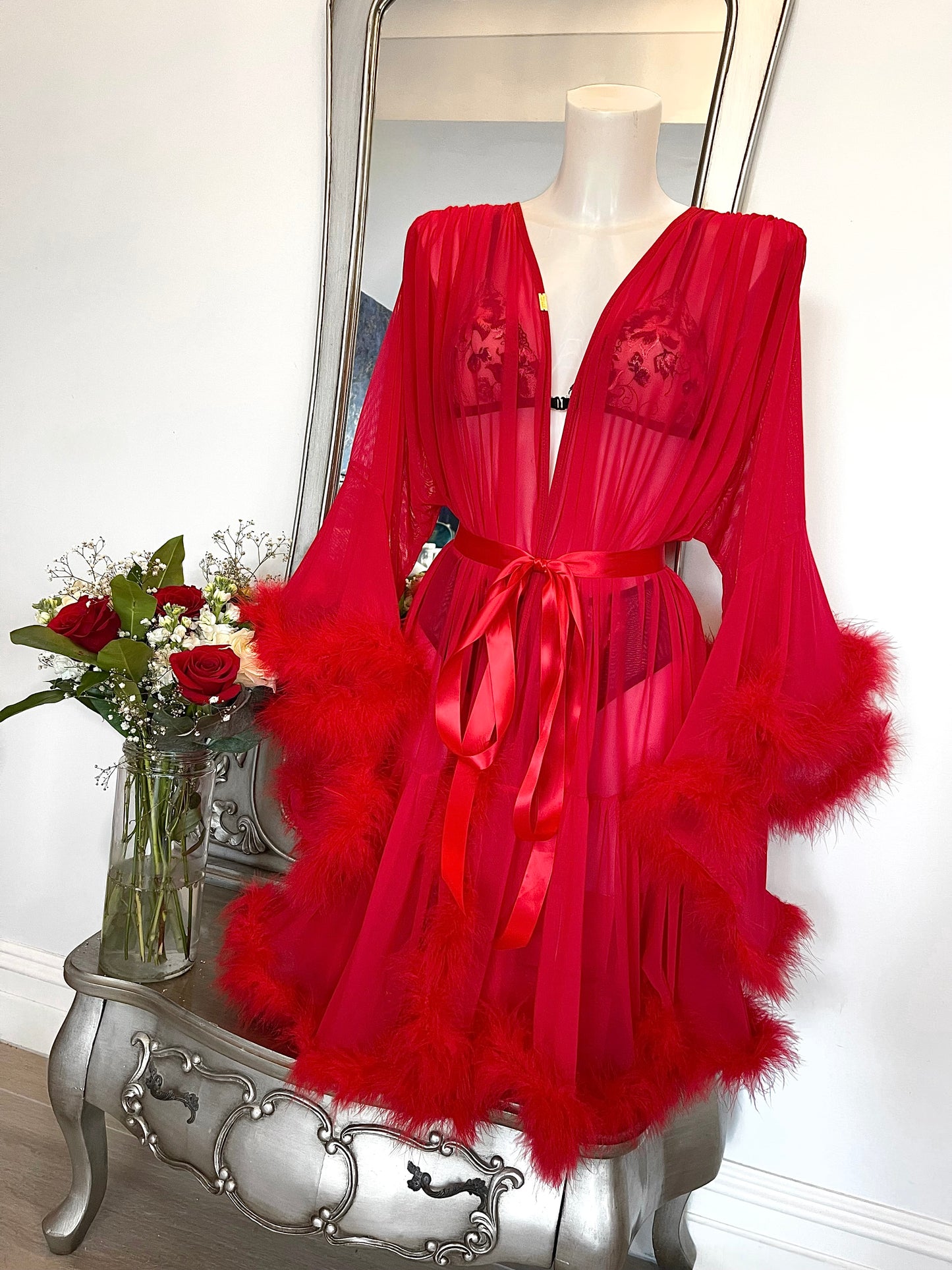 Red short Hollywood vintage style robe